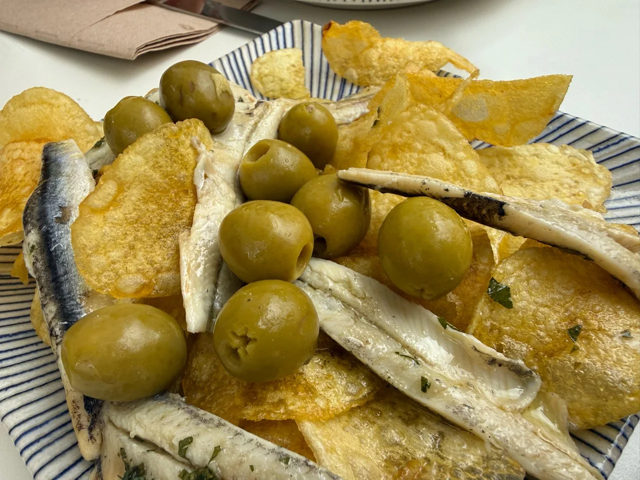 Boquerones en vinagre con aceitunas y patatas de Hotel Anna