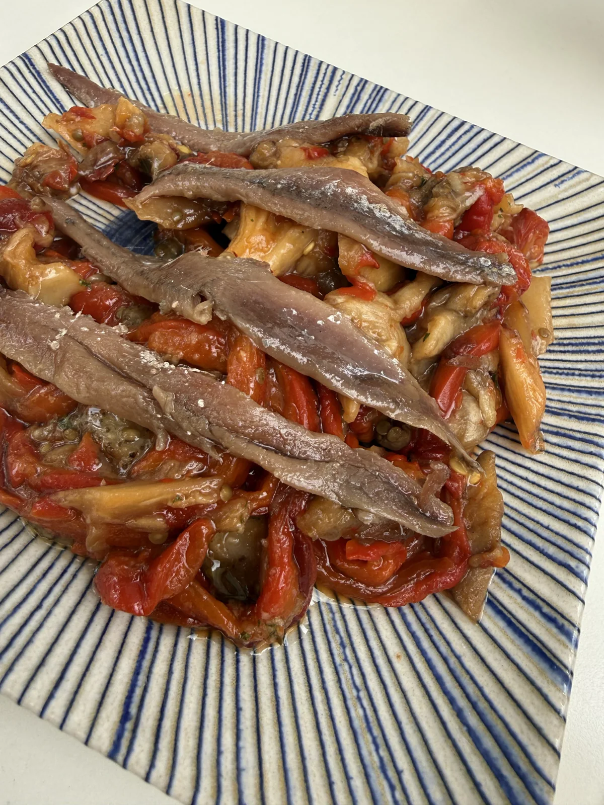 Escalivada con anchoas de Hotel Anna, servida en un plato de rayas azules